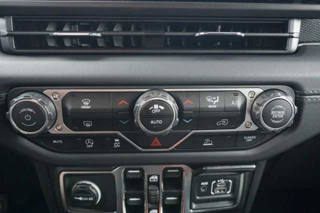 Used 2025 WHITE Jeep Mojave image 28