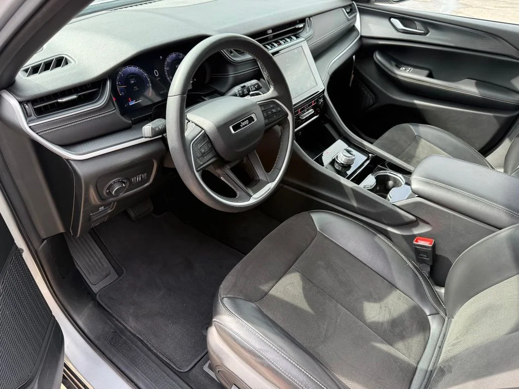 Used 2023 Silver Jeep Altitude image 29