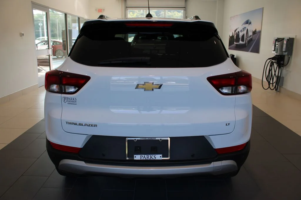 Used 2025 White Chevrolet LT image 26