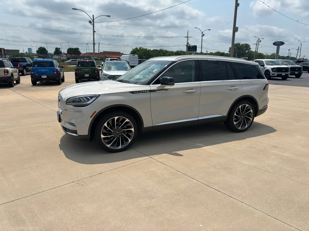 Used 2022 Ceramic Pearl Metallic Lincoln Reserve image 8