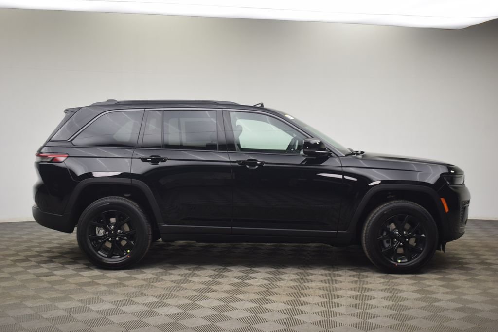 New 2026 Diamond Black Crystal Pearl-Coat Exterior Paint Jeep Laredo Altitude image 3