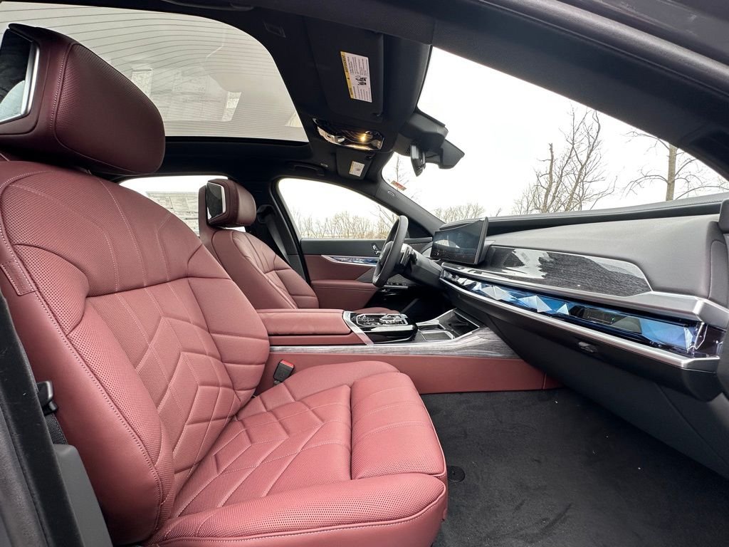 2025 BMW 7 Series 760i - Photo 25