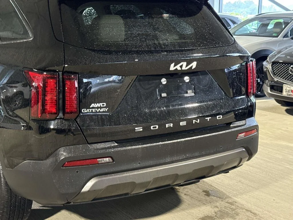 Used 2022 Black Kia S image 10