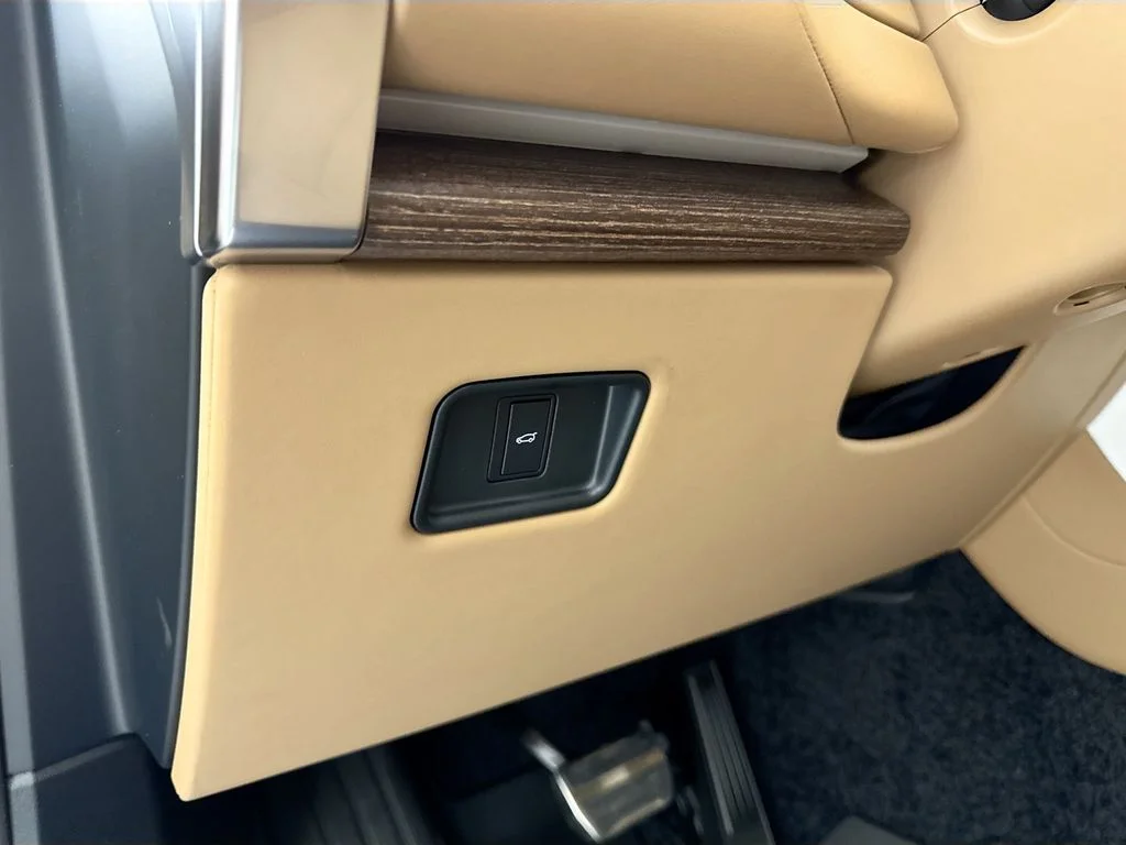New 2026 Batumi Gold Land Rover SE image 10
