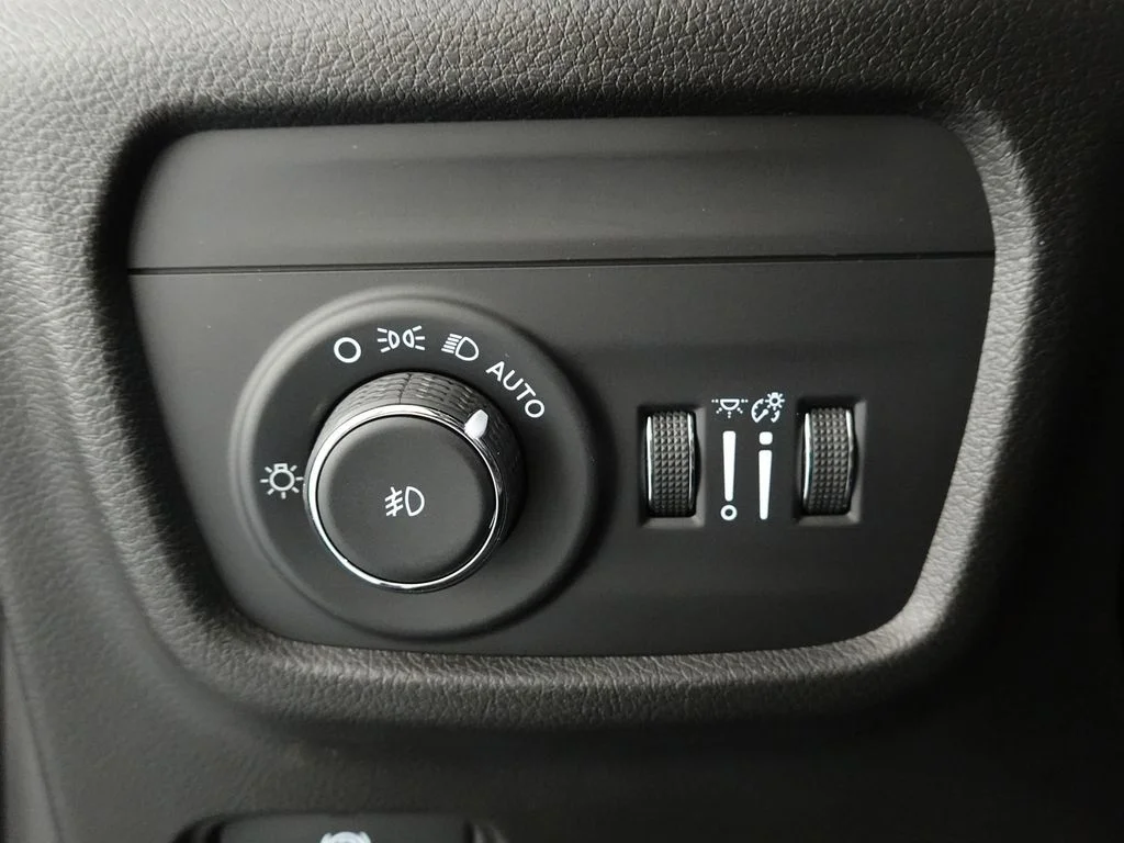 Certified Used 2022 Diamond Black Jeep Overland image 21