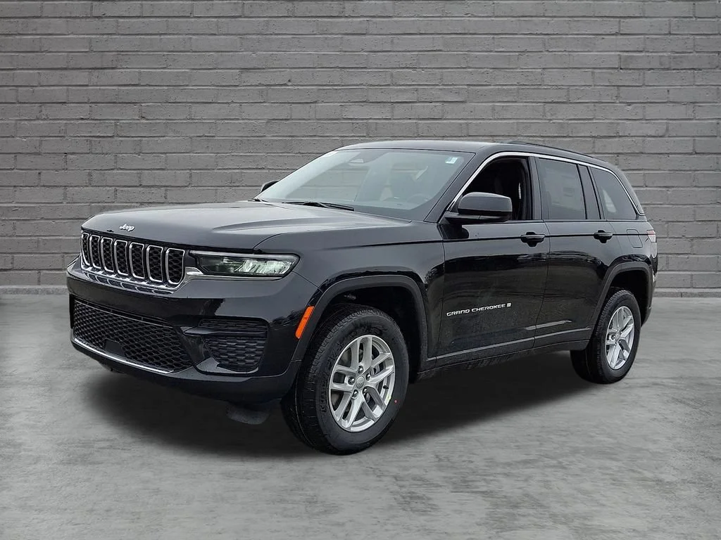 New 2026 Diamond Black Crystal Pearlcoat Jeep Laredo X image 4