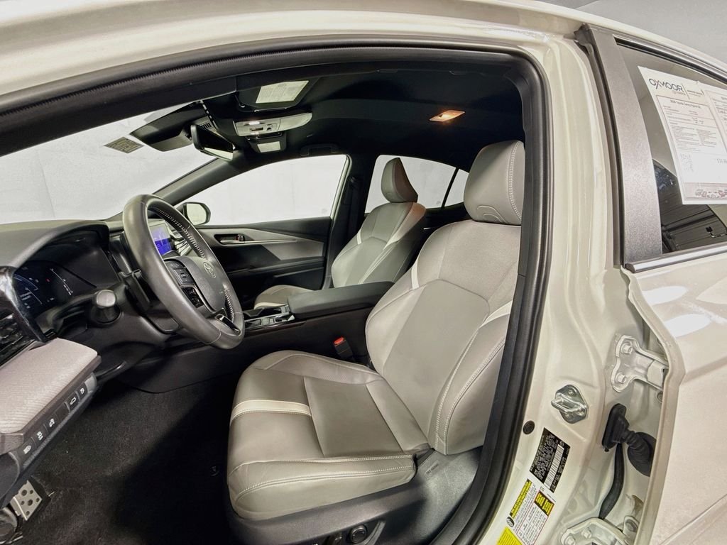 Used 2025 Ice Cap Toyota SE image 20