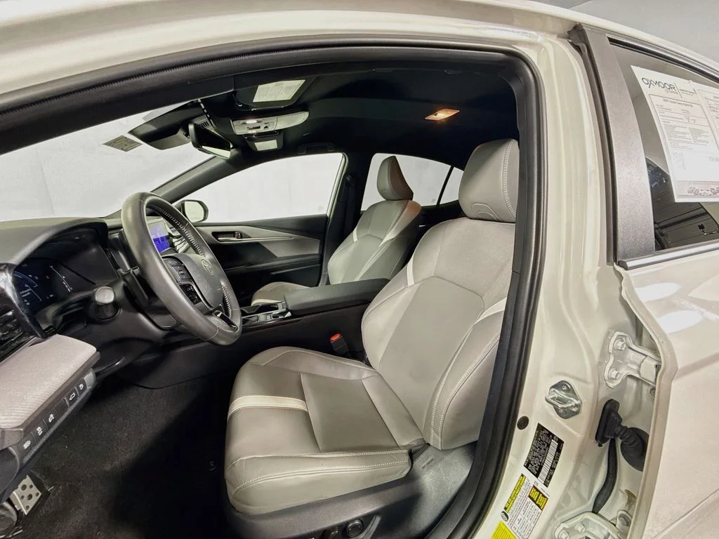 Used 2025 Ice Cap Toyota SE image 20