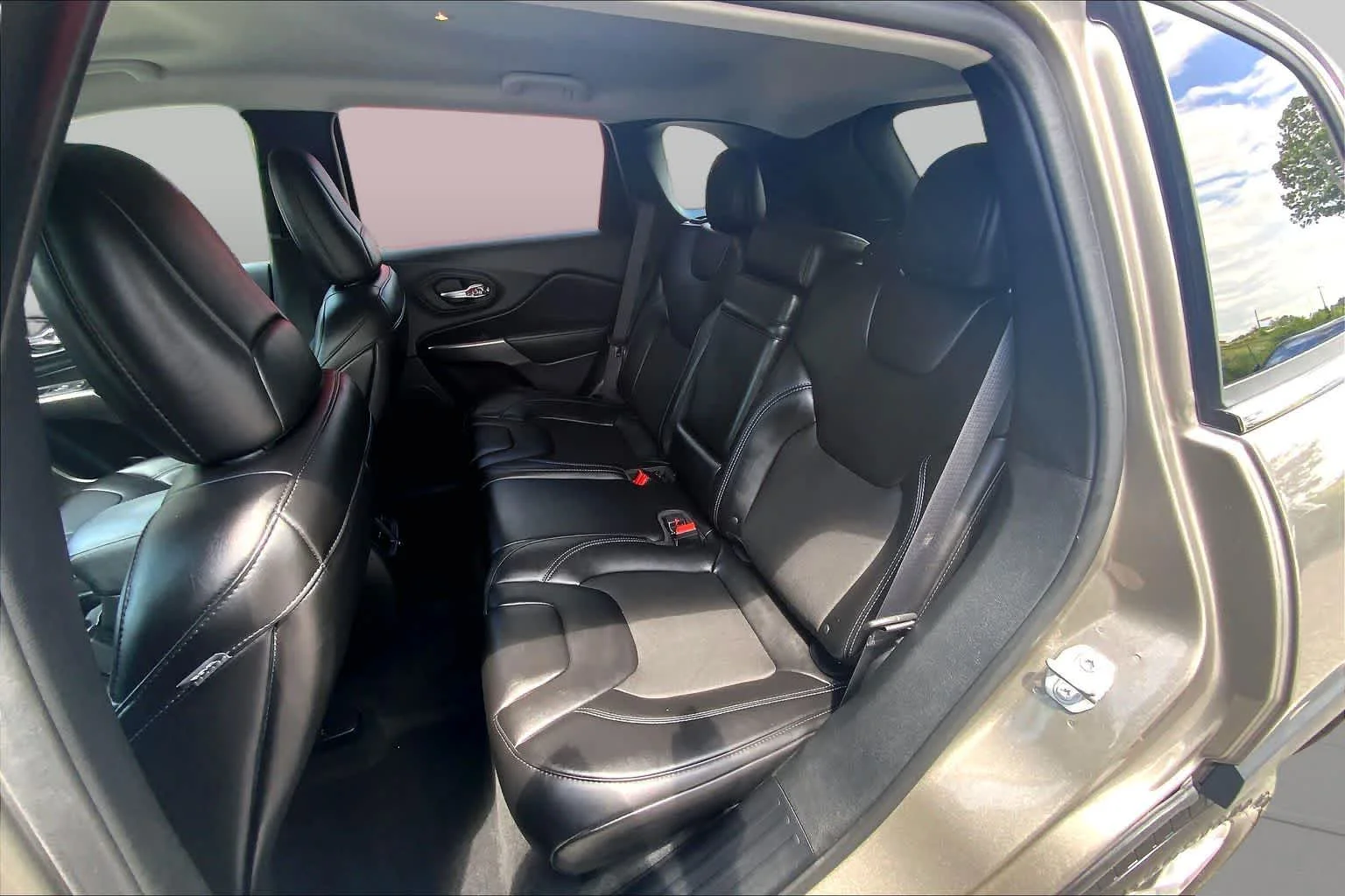 Used 2019 Light Brownstone Pearlcoat Jeep Latitude Plus image 19