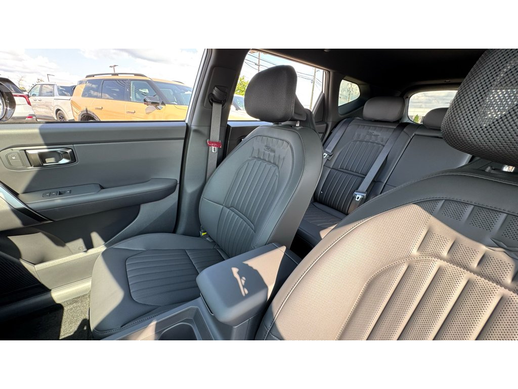 New 2027 Snow White Pearl / Black Roof Kia X-Line S image 10