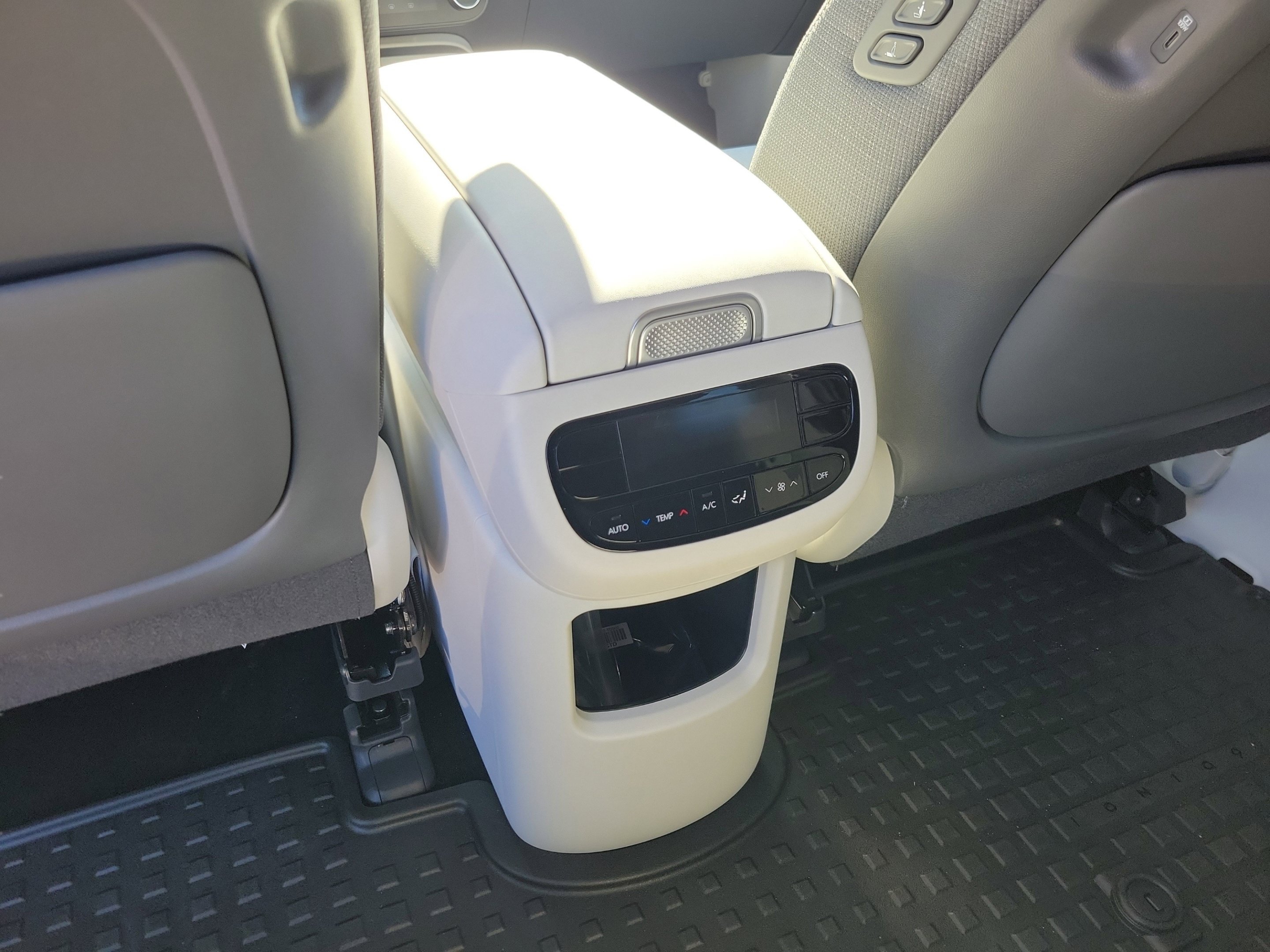 2026 Hyundai IONIQ 9 SE - Photo 12