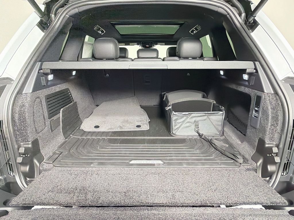 New 2026 Fuji White Land Rover SE image 28