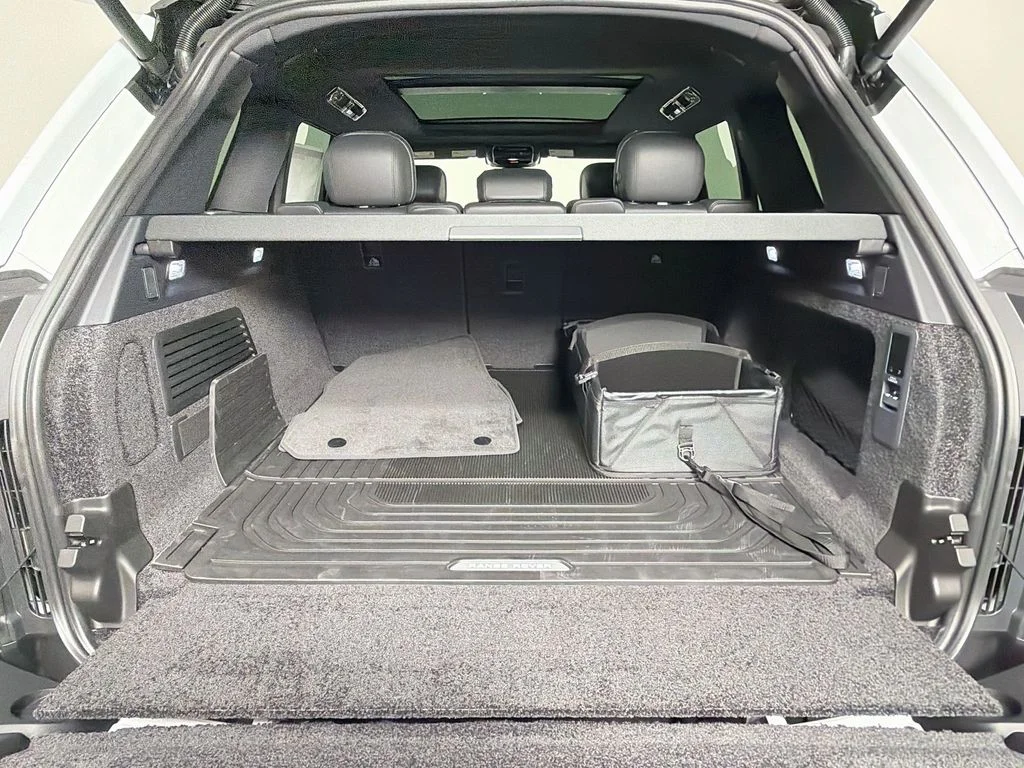 New 2026 Fuji White Land Rover SE image 28