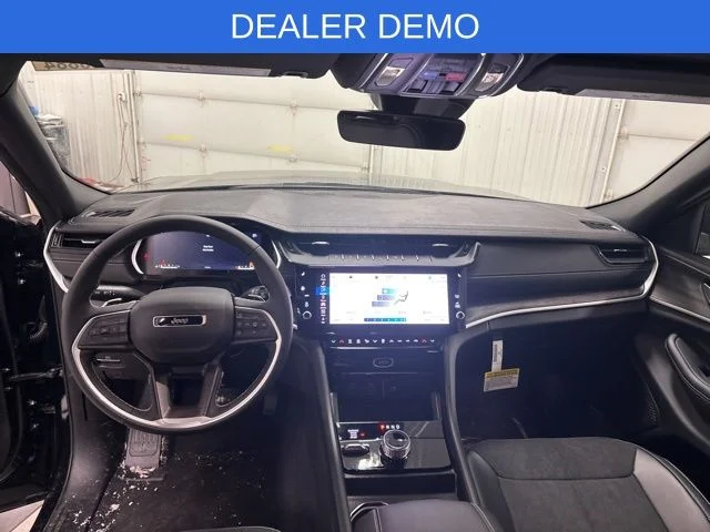 New 2026 Diamond Black Crystal Pearl-Coat Exterior Paint Jeep Altitude image 13