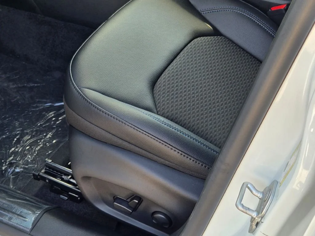 New 2026 Bright White Clearcoat Jeep Latitude image 21