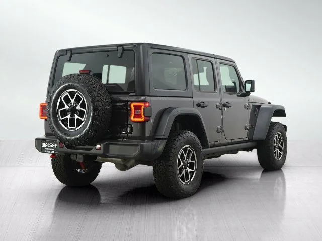 Used 2024  Jeep Rubicon image 5