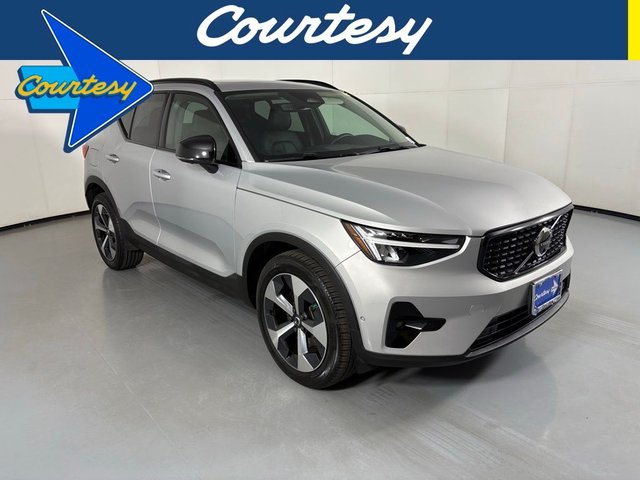 2023 Volvo XC40 B5 Plus Dark Theme