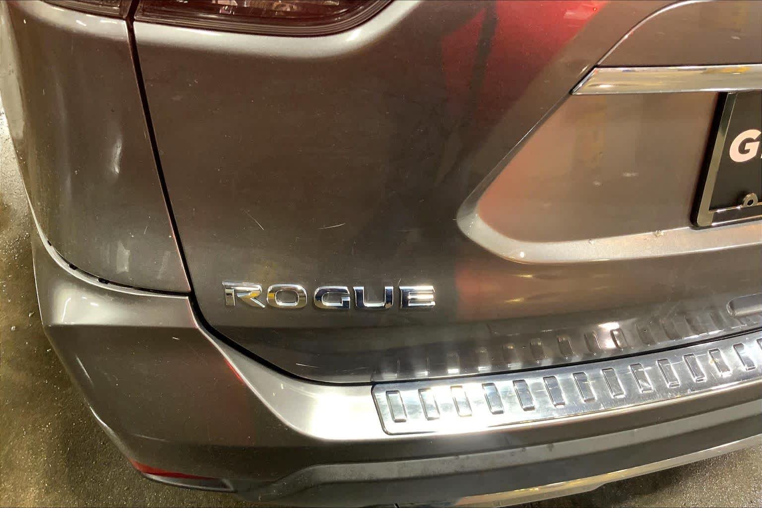 Used 2017 Gun Metallic Nissan SL image 10