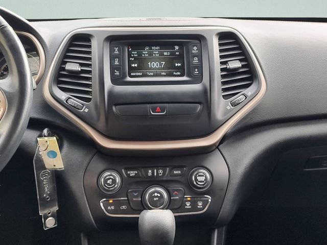 Used 2016 Silver Jeep Latitude image 13