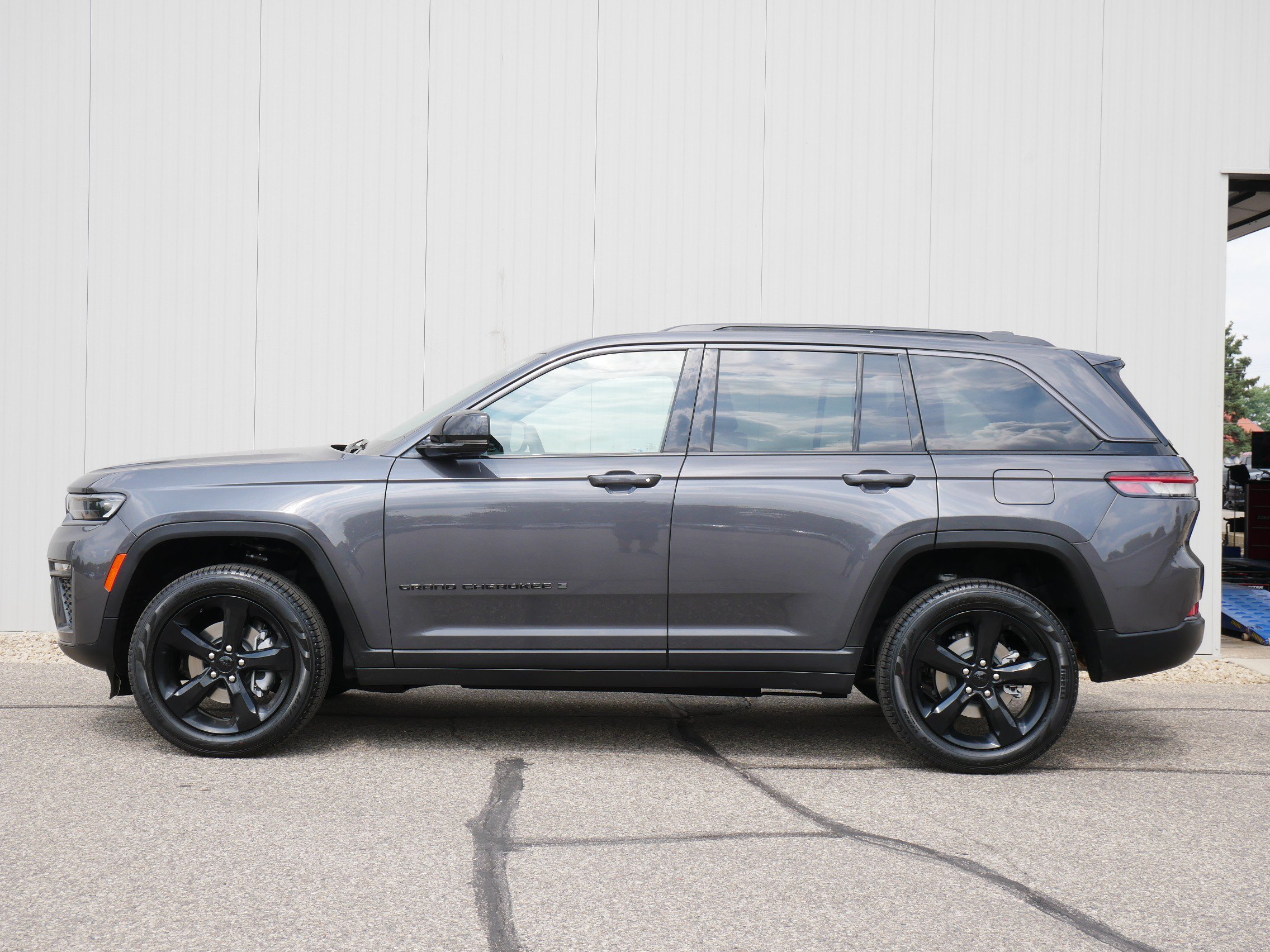 New 2026 Baltic Gray Metallic Clear-Coat Exterior Paint Jeep Limited image 2
