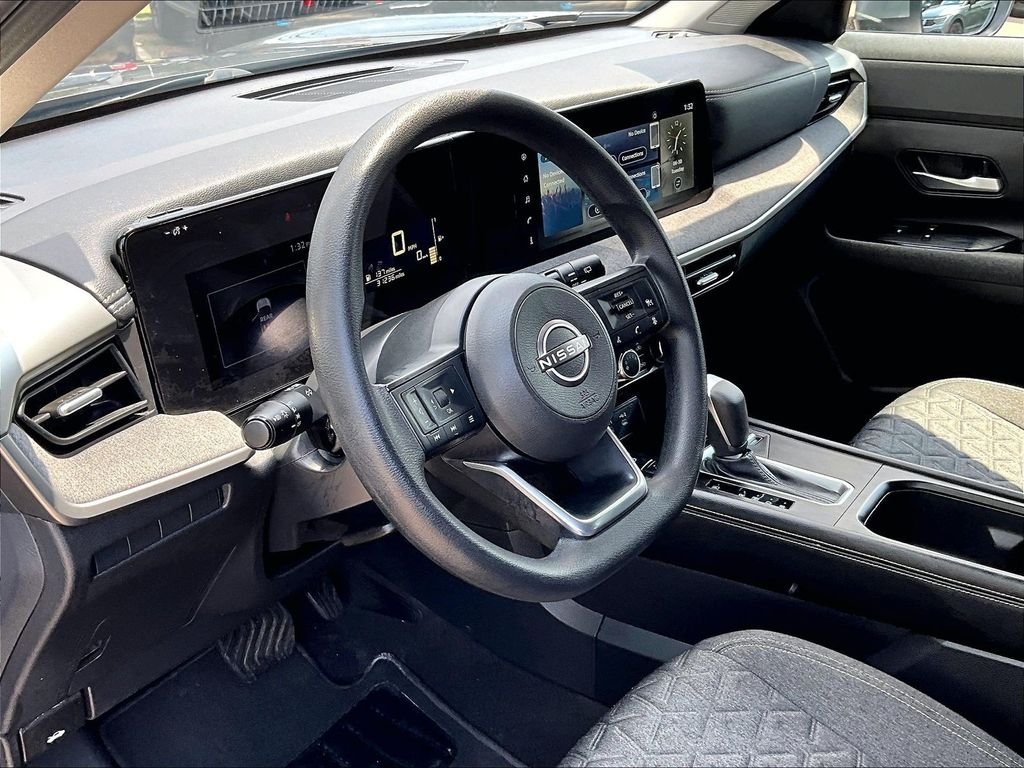 Used 2025 Gray Nissan SV image 8