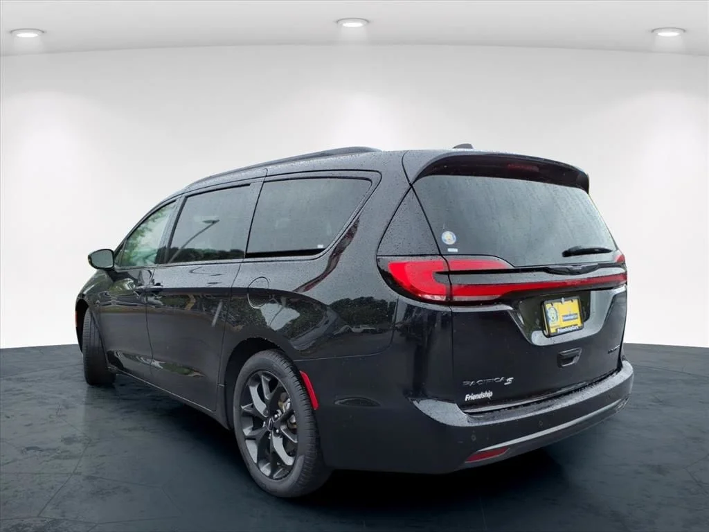 Used 2025 Black Chrysler Limited image 14