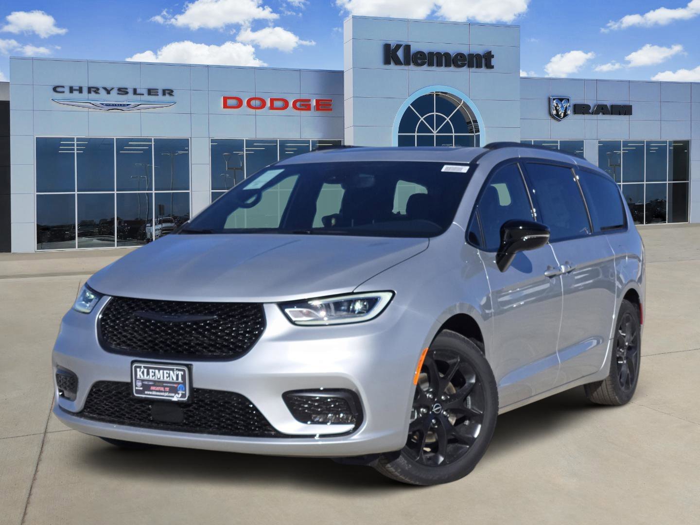 2026 Chrysler Pacifica Limited's photo