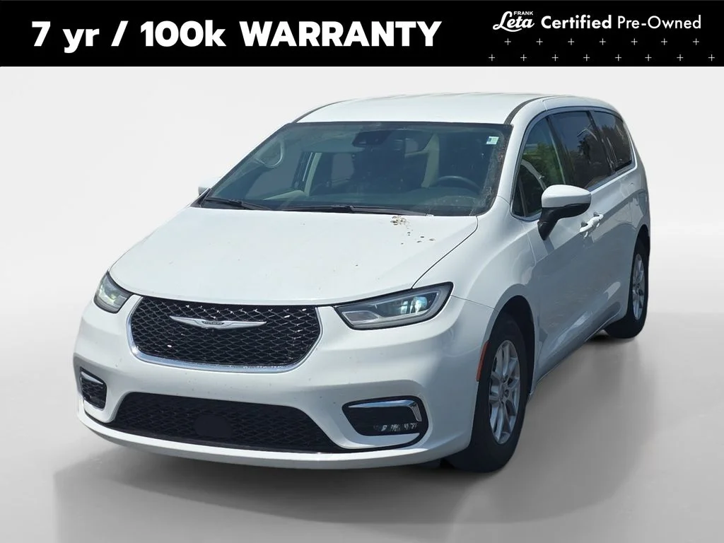 2023 Chrysler Pacifica Touring L's photo