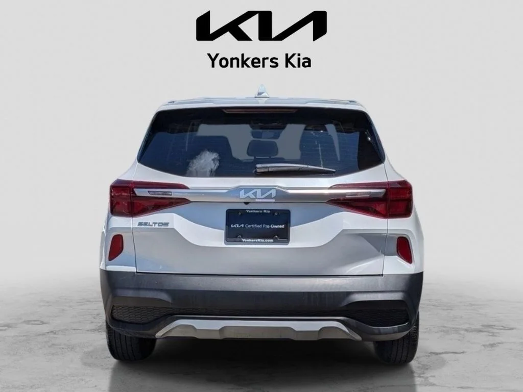 Used 2022 White Kia LX image 7