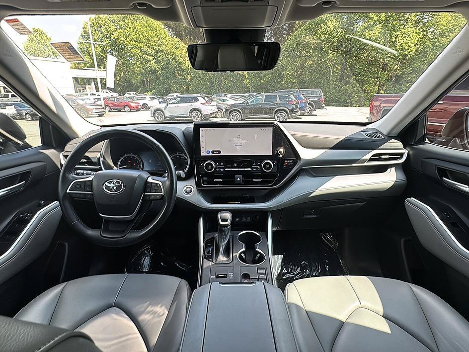 Used 2023 Moon Dust Toyota XLE image 9