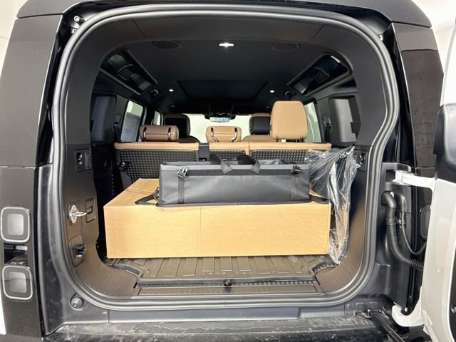 New 2026 Fuji White Land Rover X-Dynamic SE image 28