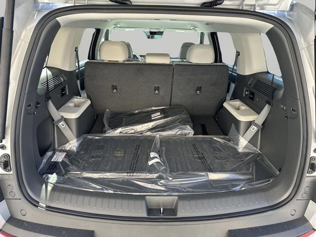 New 2026 Shimmering Silver Pearl Hyundai SEL FWD image 23