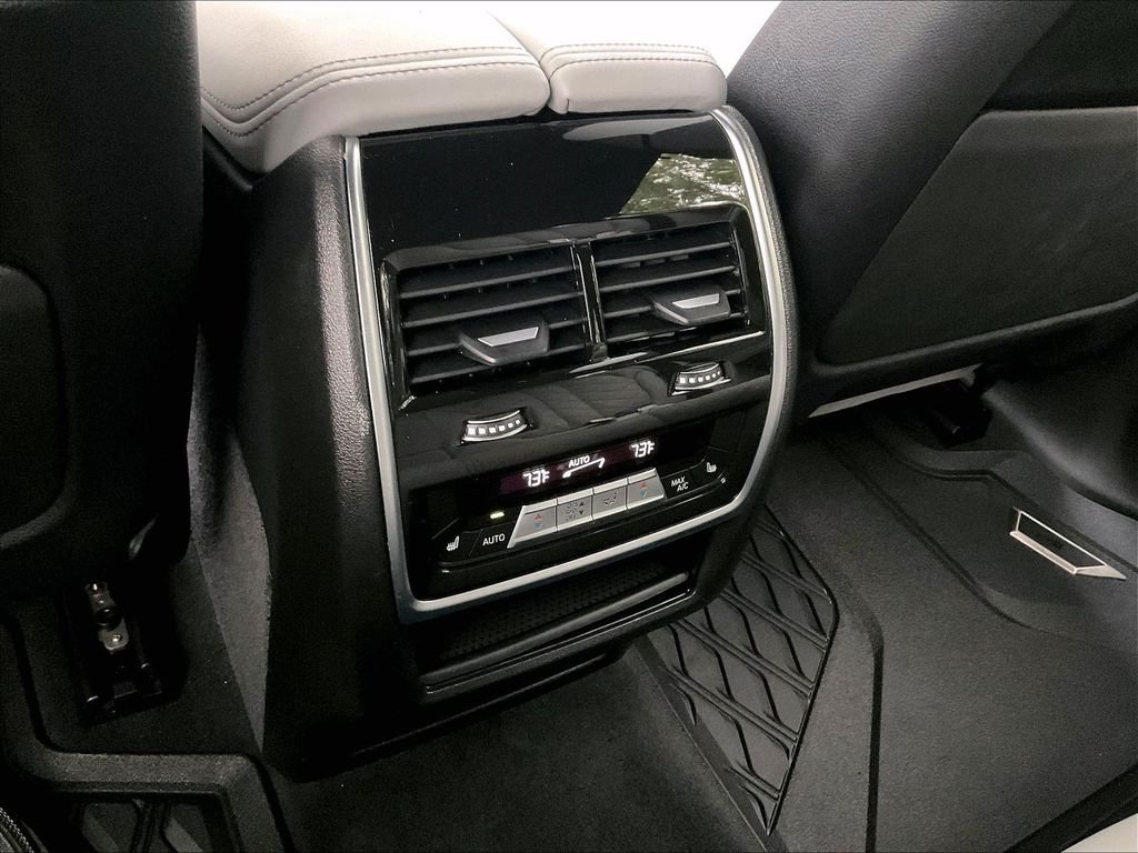 Used 2024 Black BMW xDrive40i image 28
