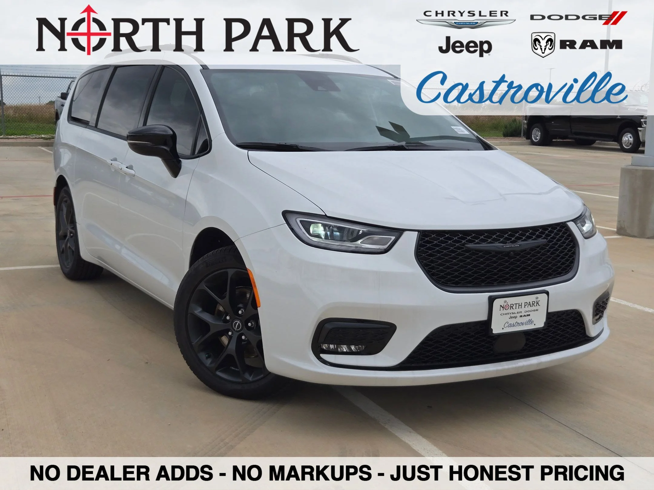 2026 Chrysler Pacifica Select's photo