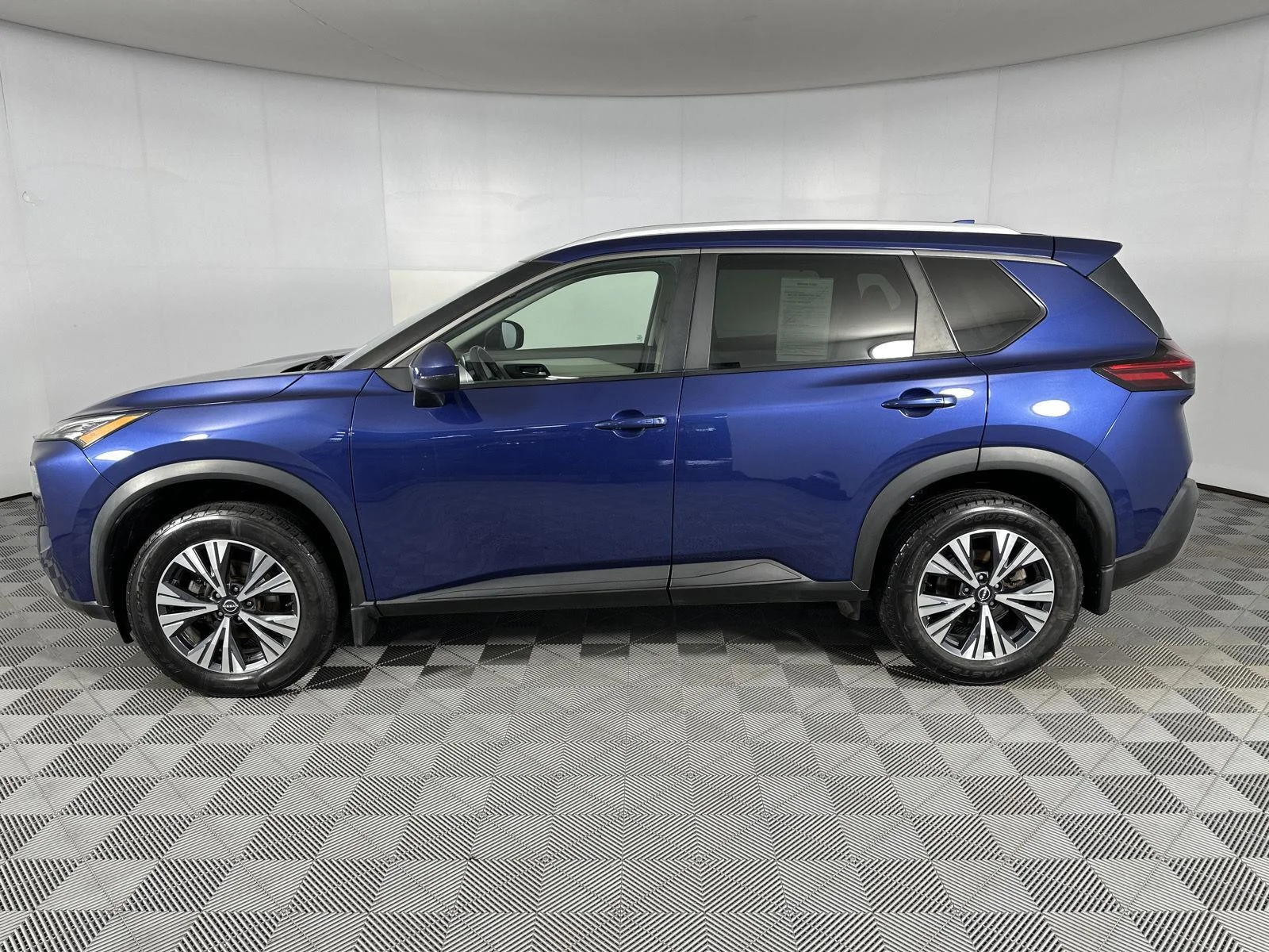 Used 2022 Caspian Blue Metallic Nissan SV image 4