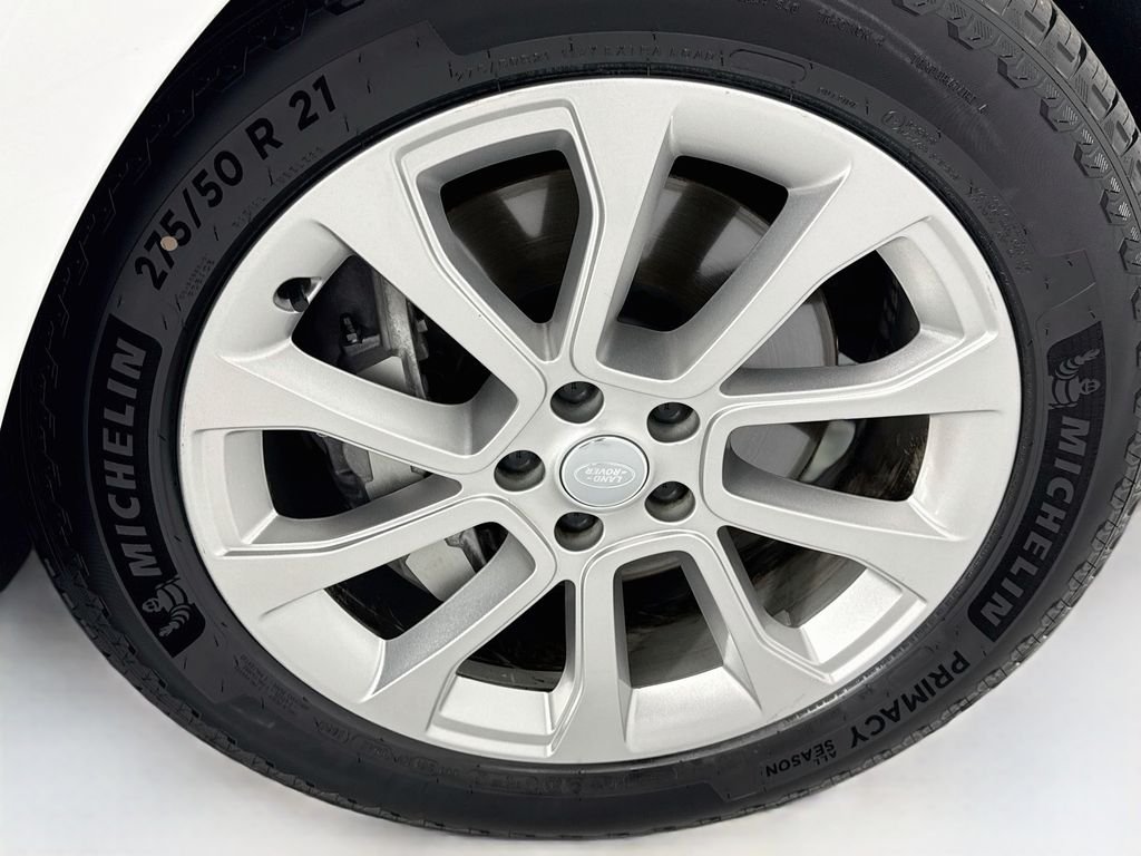 Used 2024 Fuji White Land Rover SE image 30
