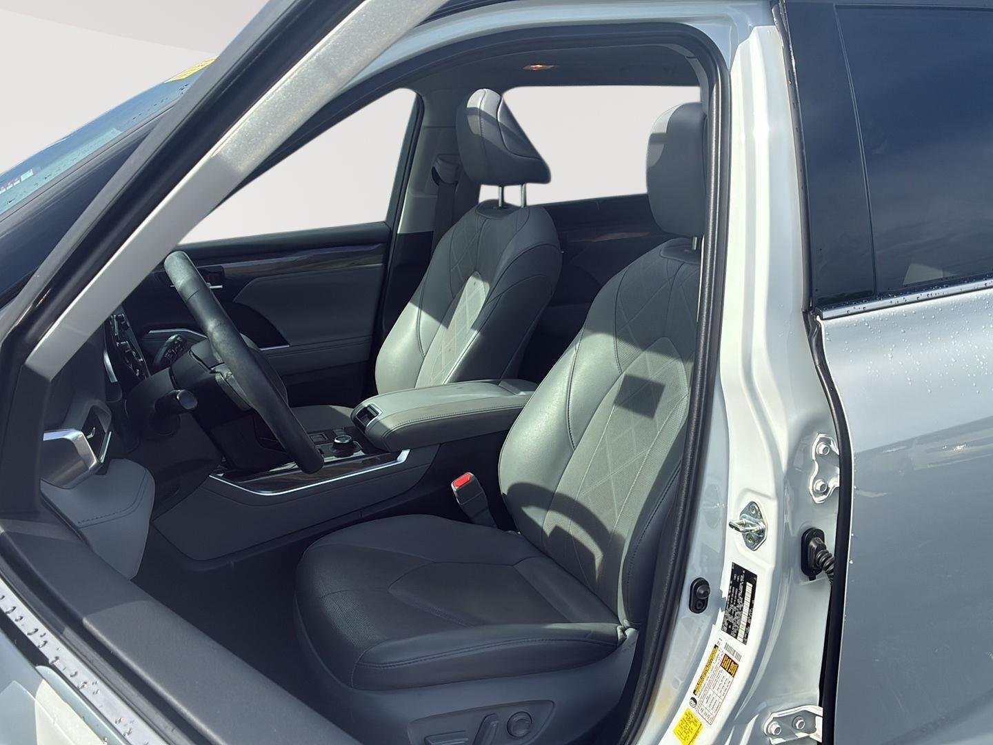 Used 2022 Wind Chill Pearl Toyota Platinum image 3
