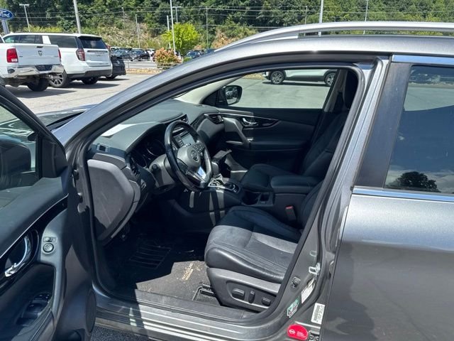Used 2017 Gray Nissan SL image 18