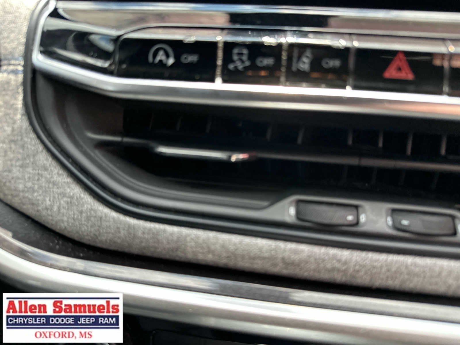 Used 2024 Sting-Gray Clearcoat Jeep Latitude image 26