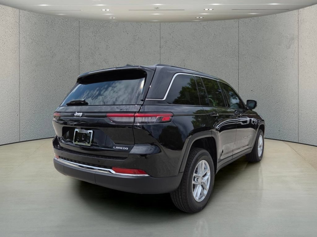 New 2026 Diamond Black Crystal Pearl-Coat Exterior Paint Jeep Laredo image 4
