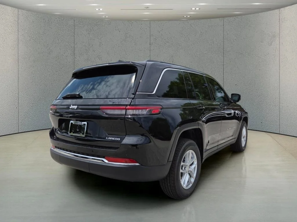 New 2026 Diamond Black Crystal Pearl-Coat Exterior Paint Jeep Laredo image 4