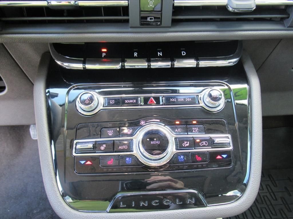 Used 2022 White Lincoln Standard image 27