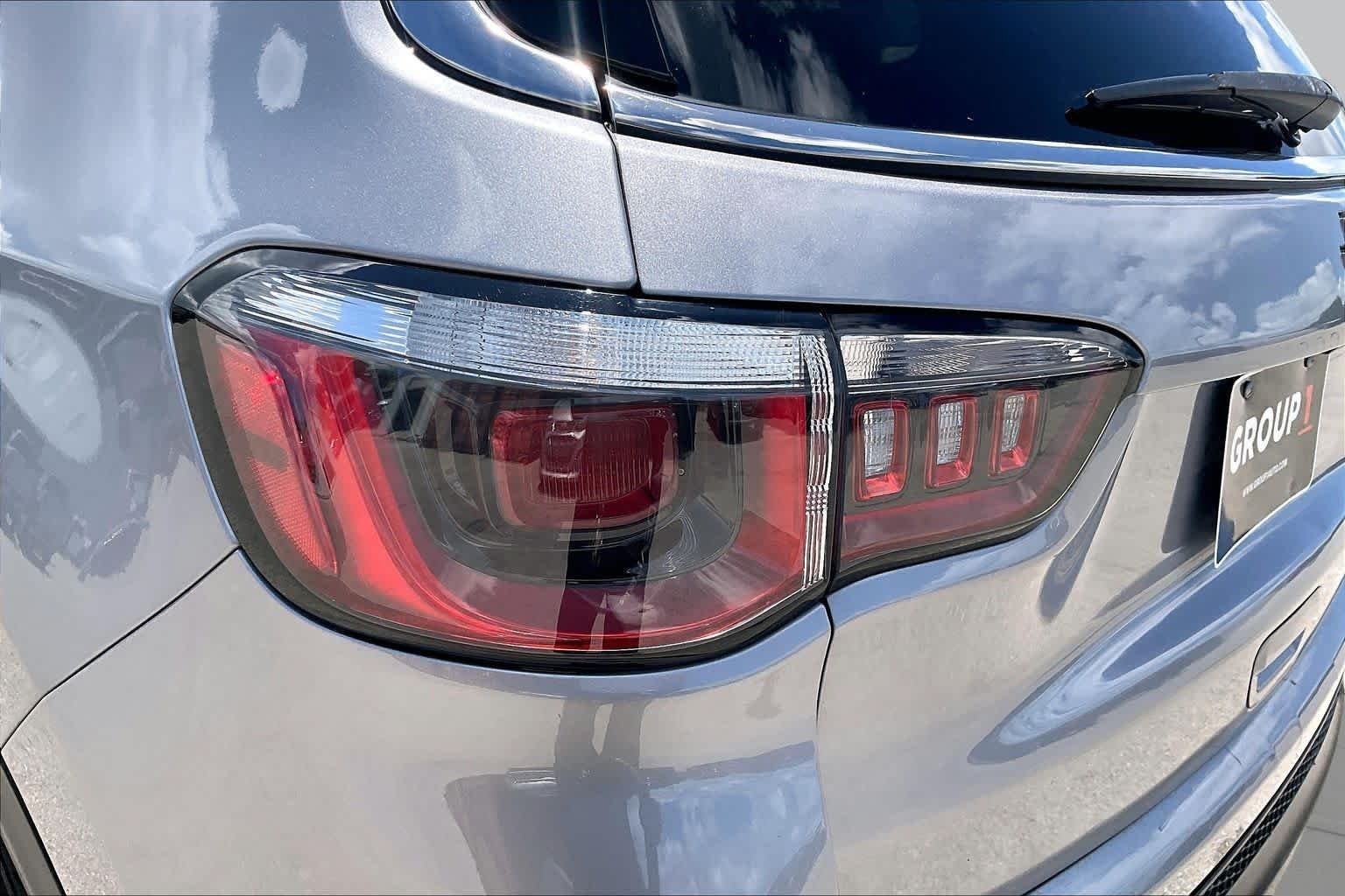 Used 2019 Billet Silver Metallic Clear Coat Jeep Latitude image 28