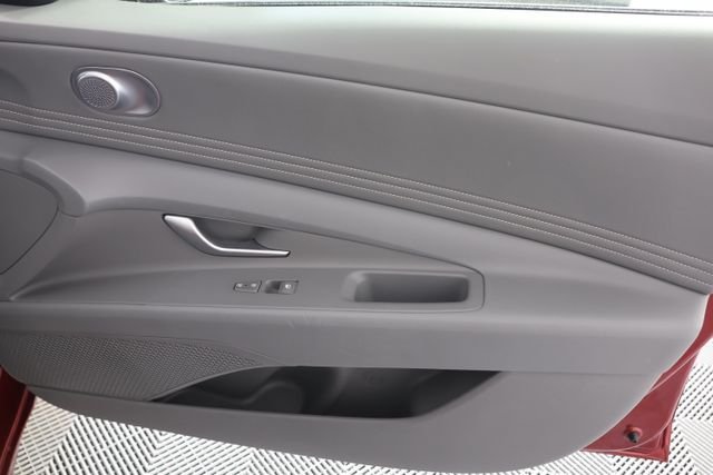 Used 2025 Red Hyundai SEL Convenience image 29