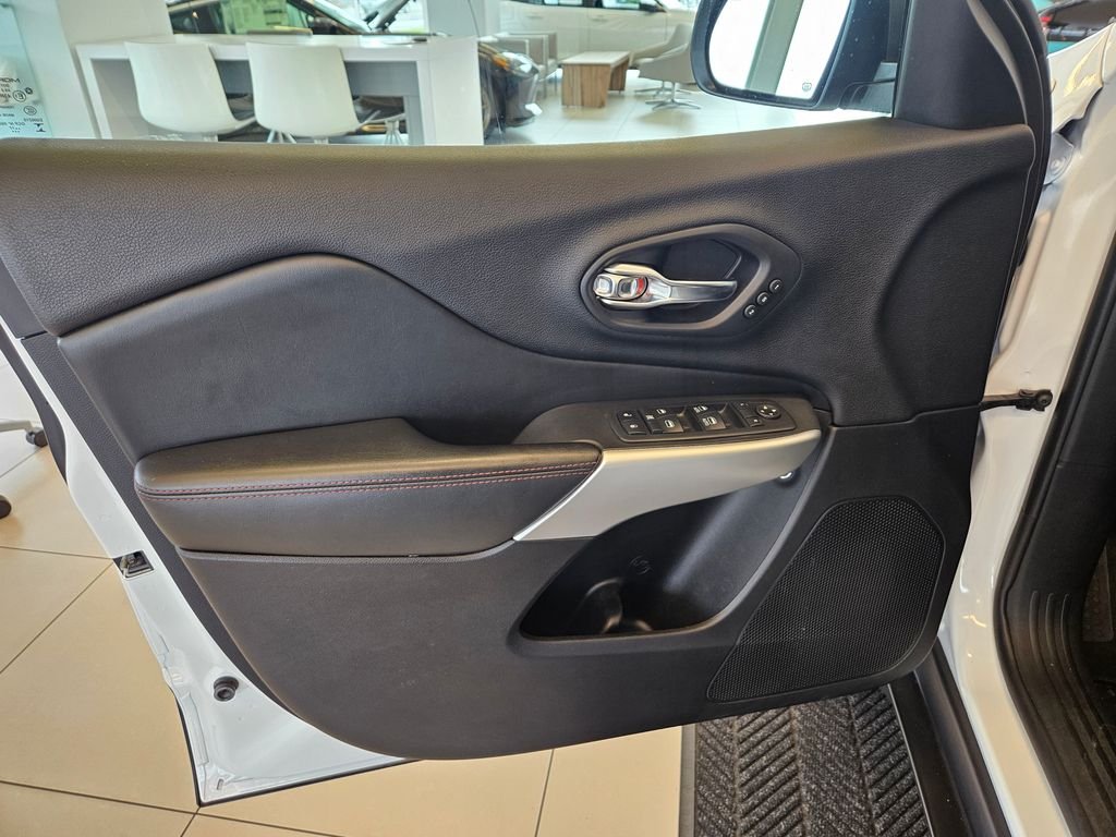 Used 2018 Bright White Clearcoat Jeep Trailhawk image 14