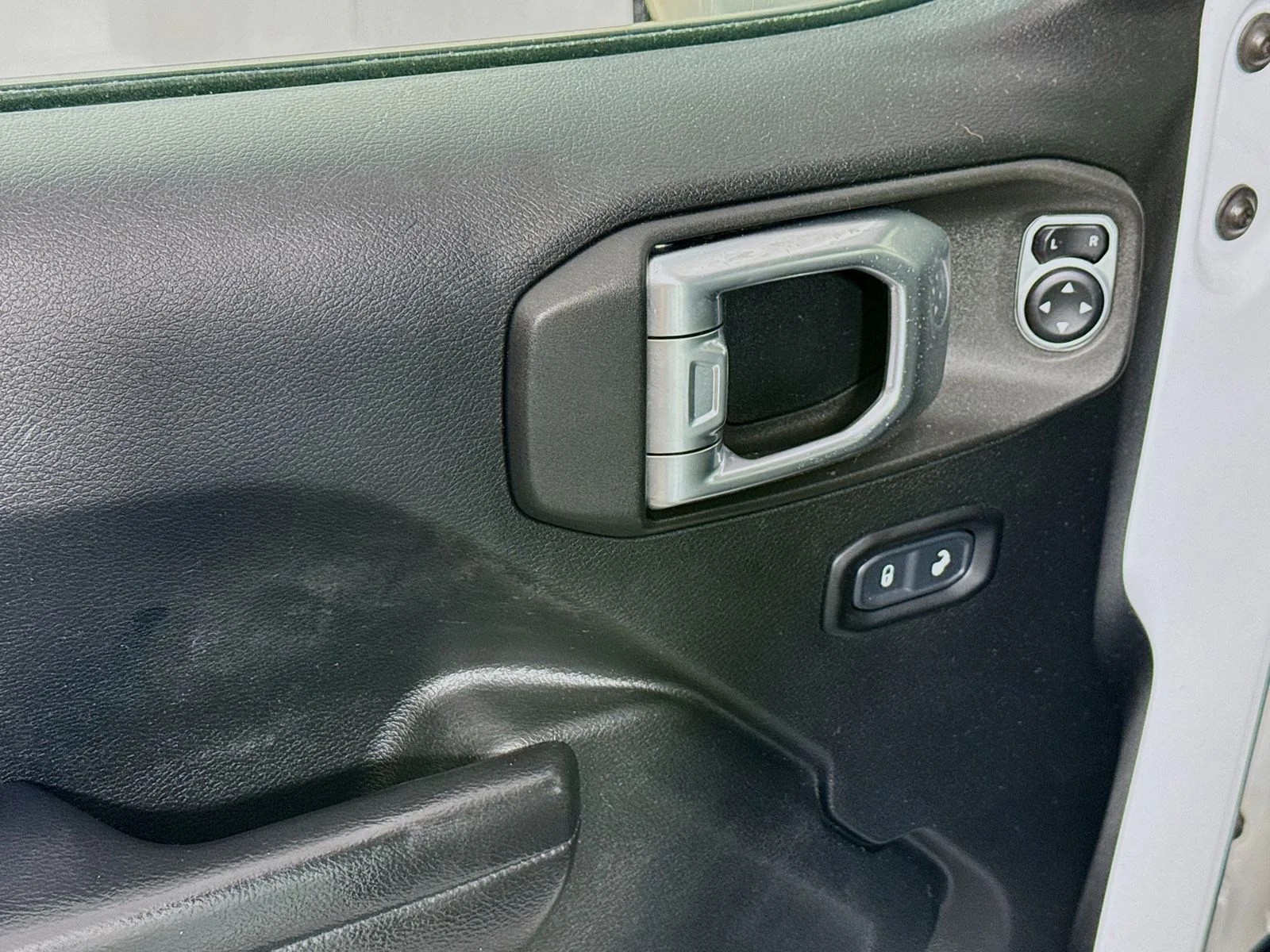 Used 2019 White Jeep Unlimited Sport S image 15