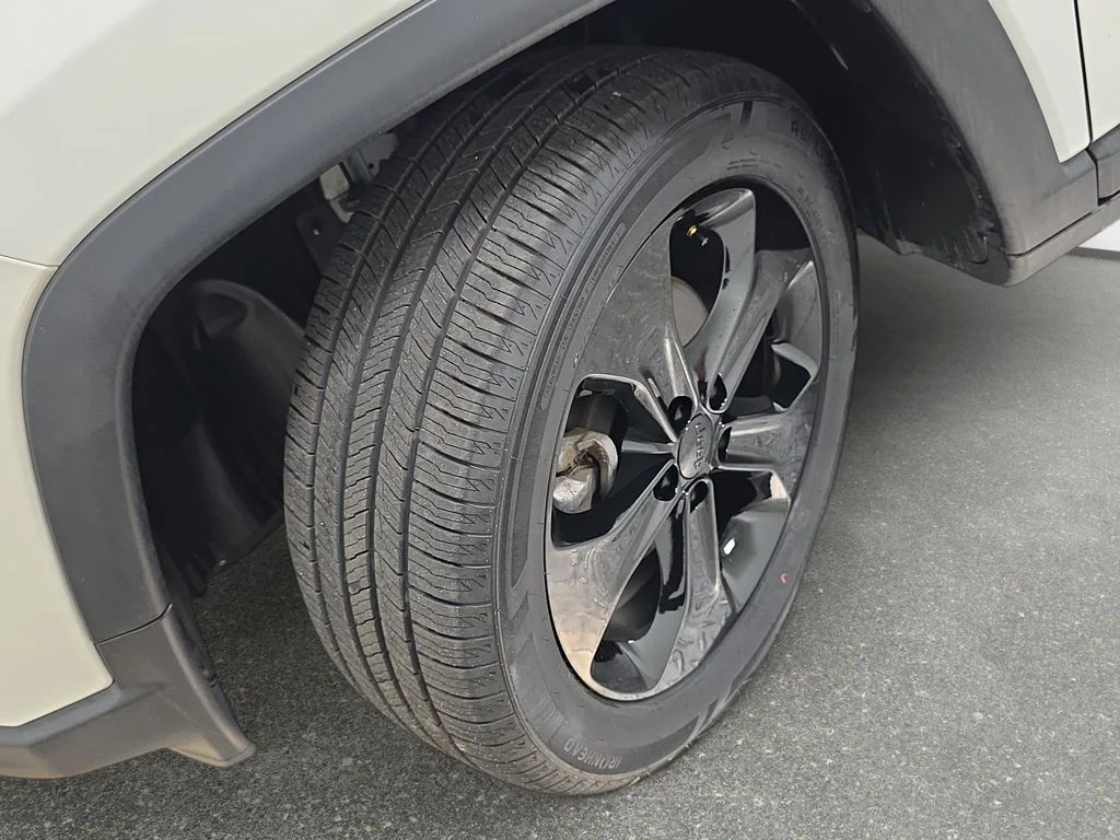 Used 2019 White Clearcoat Jeep Latitude image 29