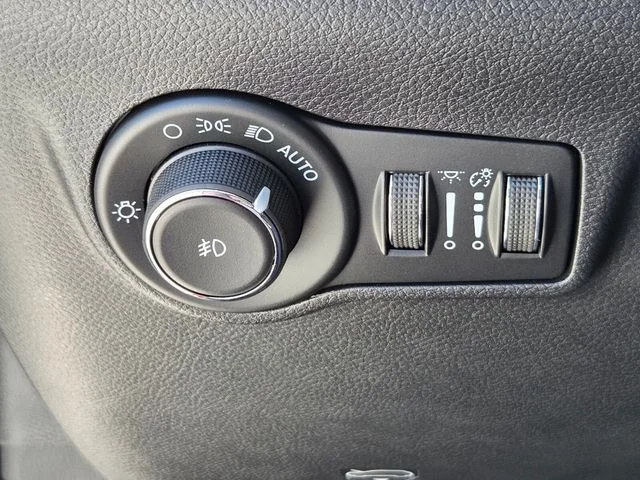 New 2026 Red Hot Pearl-Coat Exterior Paint Jeep Latitude image 24