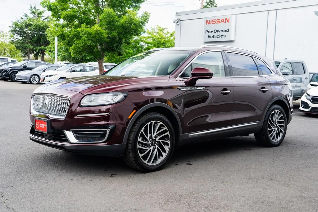 Used 2019 Red Lincoln Reserve image 3
