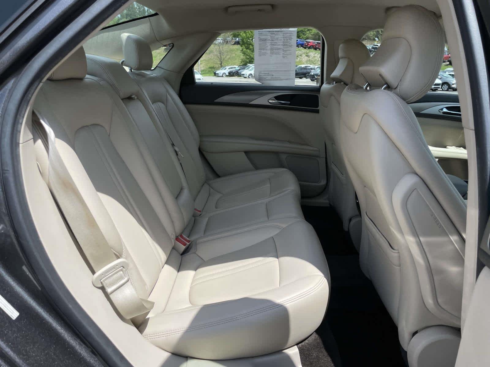 Used 2017 Magnetic Gray Metallic Lincoln Premiere image 19